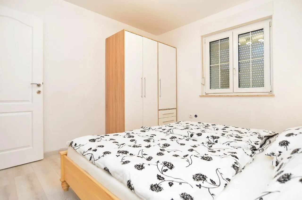 Apartments Zivan 1739 メドゥリン